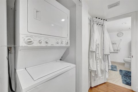 Condo in Miami, Florida, 3 bedrooms  № 1799492 - photo 29