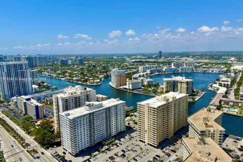 Condo in Hallandale Beach, Florida, 3 bedrooms  № 1868575 - photo 22