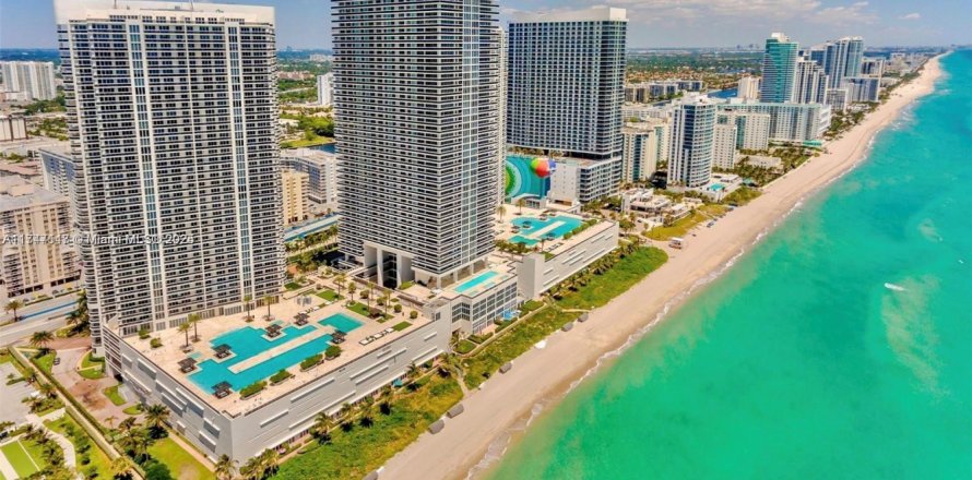 Condo in Hallandale Beach, Florida, 3 bedrooms  № 1868575