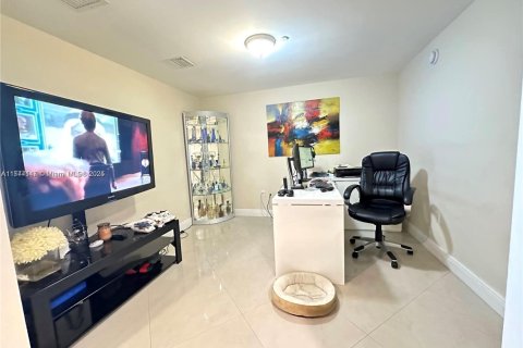 Condo in Hallandale Beach, Florida, 3 bedrooms  № 1868575 - photo 19