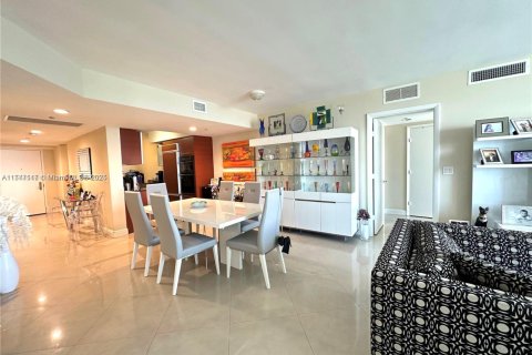 Condo in Hallandale Beach, Florida, 3 bedrooms  № 1868575 - photo 13