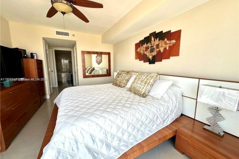Condo in Hallandale Beach, Florida, 3 bedrooms  № 1868575 - photo 15