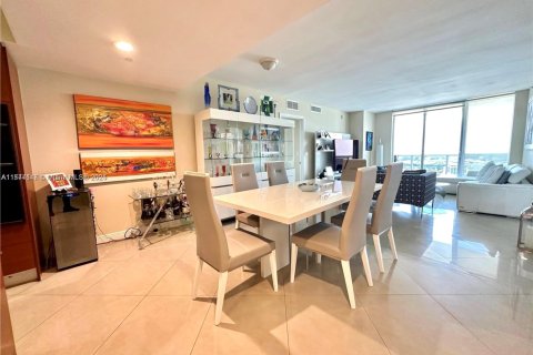 Condo in Hallandale Beach, Florida, 3 bedrooms  № 1868575 - photo 9