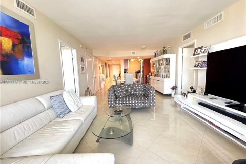 Condo in Hallandale Beach, Florida, 3 bedrooms  № 1868575 - photo 10