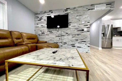 House in Tampa, Florida 4 bedrooms, 120.77 sq.m. № 1885822 - photo 4