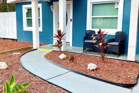 House in Tampa, Florida 4 bedrooms, 120.77 sq.m. № 1885822 - photo 1