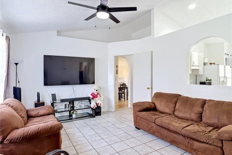 House in Deltona, Florida 3 bedrooms, 96.62 sq.m. № 2213539 - photo 5