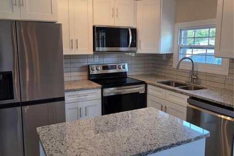 House in Tampa, Florida 3 bedrooms, 121.7 sq.m. № 2223189 - photo 6