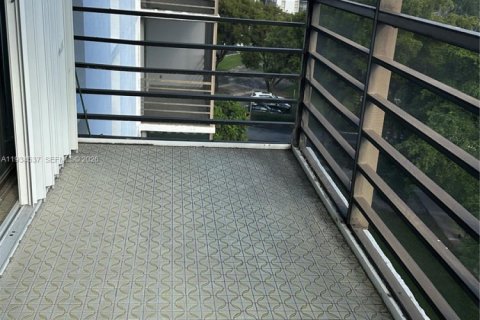 Condo in Aventura, Florida, 2 bedrooms  № 2055029 - photo 11