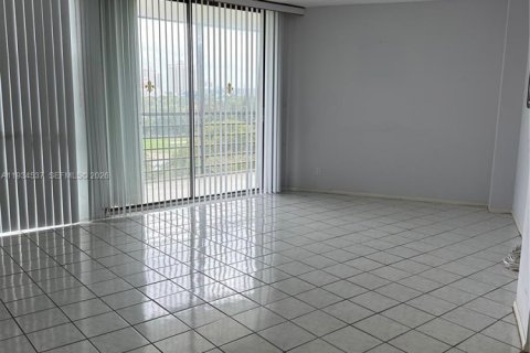 Condo in Aventura, Florida, 2 bedrooms  № 2055029 - photo 9