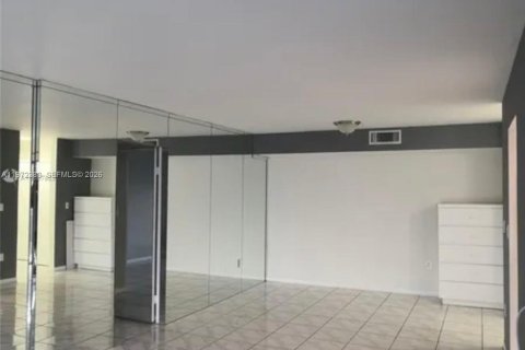 Снять в аренду кондоминиум в Майами, Флорида 2 спальни, 108.7м2, № 2046500 - фото 3