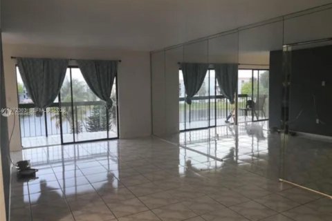 Снять в аренду кондоминиум в Майами, Флорида 2 спальни, 108.7м2, № 2046500 - фото 2