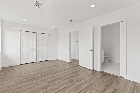 Townhouse in Port St. Lucie, Florida 3 bedrooms, 113.53 sq.m. № 2391779 - photo 15