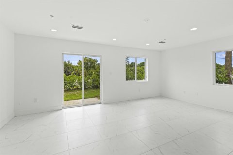 Townhouse in Port St. Lucie, Florida 3 bedrooms, 113.53 sq.m. № 2391779 - photo 11
