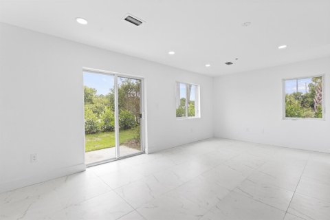 Townhouse in Port St. Lucie, Florida 3 bedrooms, 113.53 sq.m. № 2391779 - photo 6