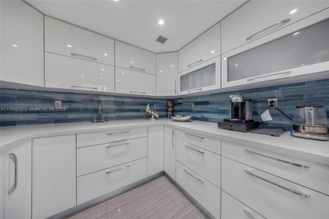 Купить кондоминиум в Халландейл-Бич, Флорида 2 спальни, 115.94м2, № 1700461 - фото 10