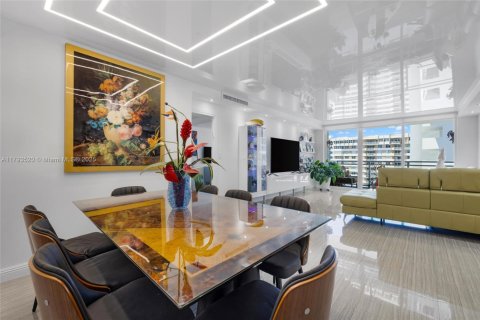 Купить кондоминиум в Халландейл-Бич, Флорида 2 спальни, 115.94м2, № 1700461 - фото 1