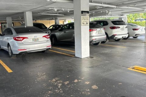 Condo in North Miami, Florida, 2 bedrooms № 1948890 - photo 24