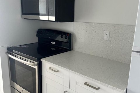 Condo in North Miami, Florida, 2 bedrooms № 1948890 - photo 16