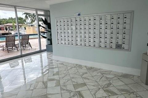 Condo in North Miami, Florida, 2 bedrooms № 1948890 - photo 23