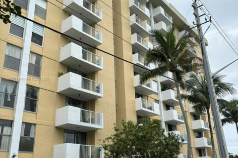 Condo in North Miami, Florida, 2 bedrooms № 1948890 - photo 2