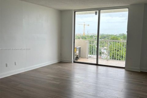 Condo in North Miami, Florida, 2 bedrooms № 1948890 - photo 17