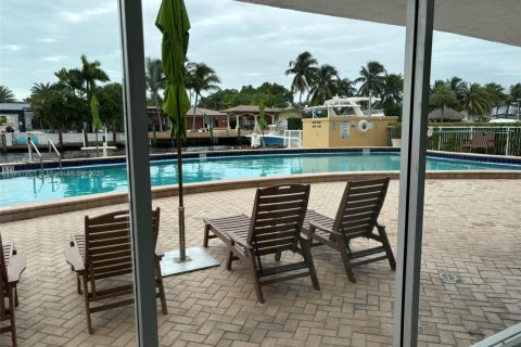 Condo in North Miami, Florida, 2 bedrooms № 1948890 - photo 6