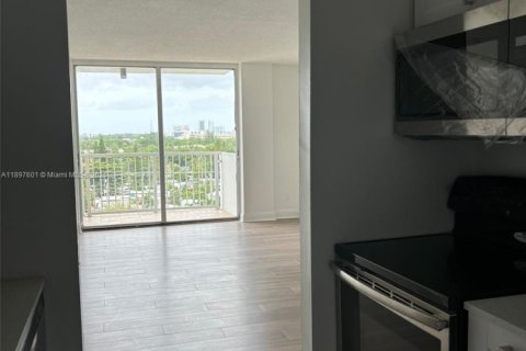 Condo in North Miami, Florida, 2 bedrooms № 1948890 - photo 15