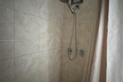 Condo in North Miami, Florida, 2 bedrooms № 1948890 - photo 22