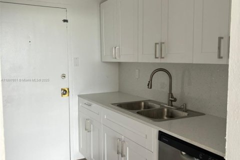 Condo in North Miami, Florida, 2 bedrooms № 1948890 - photo 13