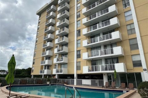 Condo in North Miami, Florida, 2 bedrooms № 1948890