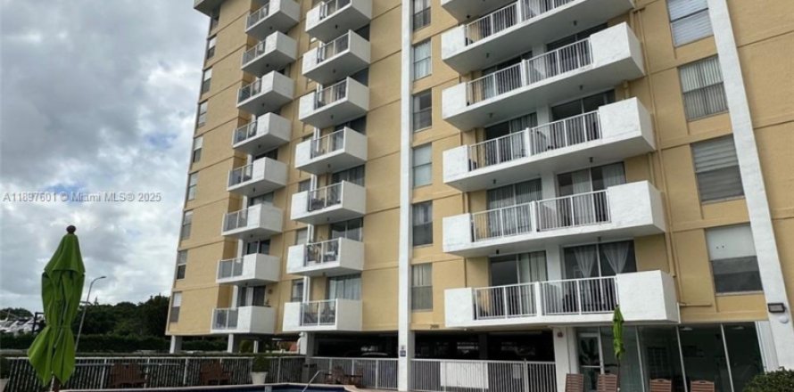 Condo in North Miami, Florida, 2 bedrooms № 1948890