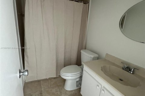Condo in North Miami, Florida, 2 bedrooms № 1948890 - photo 21