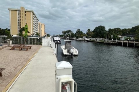 Condo in North Miami, Florida, 2 bedrooms № 1948890 - photo 8