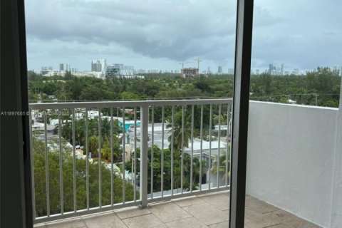Condo in North Miami, Florida, 2 bedrooms № 1948890 - photo 14
