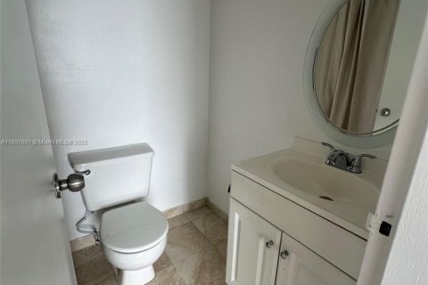 Condo in North Miami, Florida, 2 bedrooms № 1948890 - photo 20