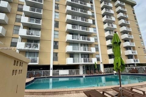 Condo in North Miami, Florida, 2 bedrooms № 1948890 - photo 3