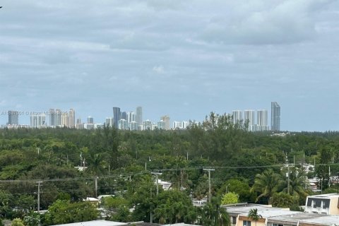 Condo in North Miami, Florida, 2 bedrooms № 1948890 - photo 25