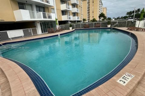 Condo in North Miami, Florida, 2 bedrooms № 1948890 - photo 7