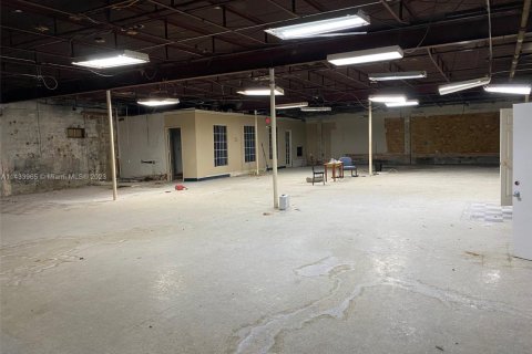 Propiedad comercial en venta en Miami, Florida № 1859456 - foto 3
