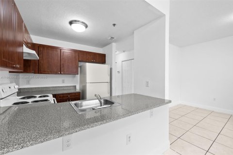 Appartement à louer à Hialeah, Floride: 2 chambres, 74.32 m2 № 1891764 - photo 4