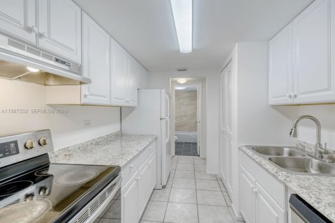 Condominio en alquiler en Lauderhill, Florida, 2 dormitorios, 117.06 m2 № 2047767 - foto 3