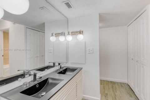 Condominio en alquiler en Lauderhill, Florida, 2 dormitorios, 117.06 m2 № 2047767 - foto 11
