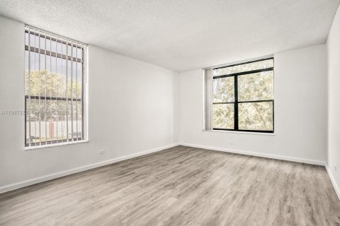 Condominio en alquiler en Lauderhill, Florida, 2 dormitorios, 117.06 m2 № 2047767 - foto 10