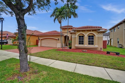 House in Miramar, Florida 3 bedrooms, 163.51 sq.m. № 2065972