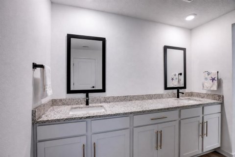 House in Tampa, Florida 3 bedrooms, 139.17 sq.m. № 2147958 - photo 9