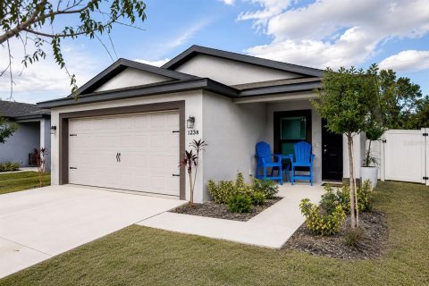 House in Tampa, Florida 3 bedrooms, 139.17 sq.m. № 2147958