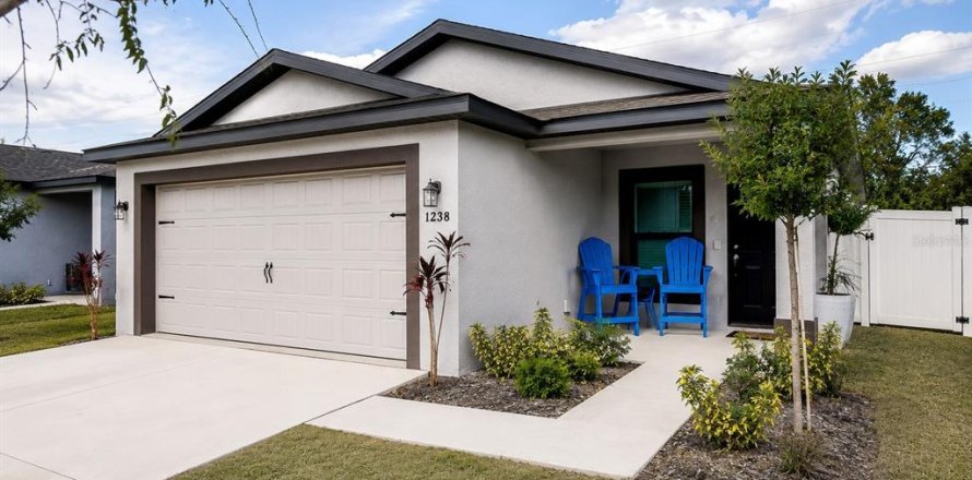House in Tampa, Florida 3 bedrooms, 139.17 sq.m. № 2147958