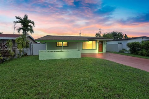 Villa ou maison à louer à Miramar, Floride: 2 chambres, 151.24 m2 № 2000066 - photo 2