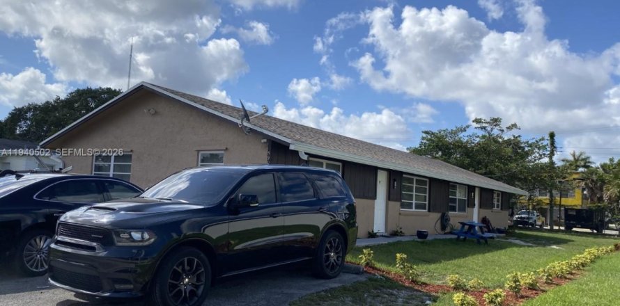 Propiedad comercial en West Park, Florida 204.29 m2 № 1998118